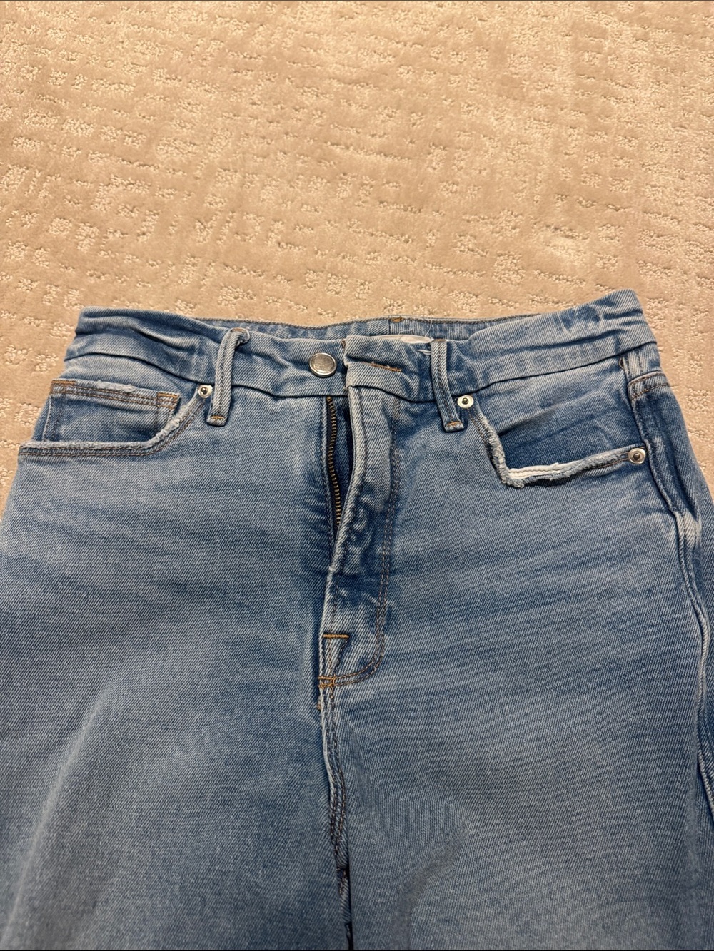 Good American Straight Leg Jeans in Light Blue Denim - Picture 3 of 3